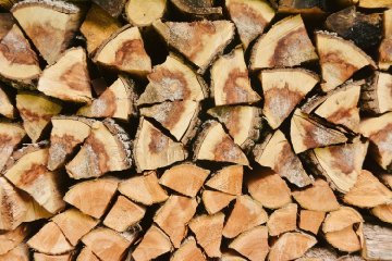 Ein Stapel Kaminscheitholz Eiche lose